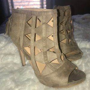 XOXO Taupe Heels (Size 6)